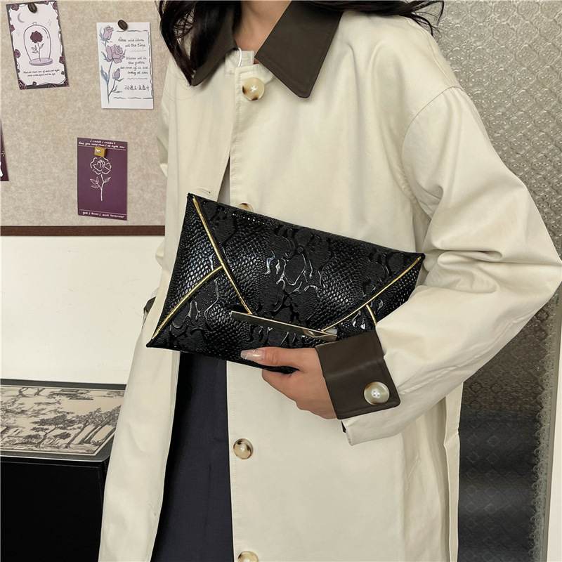 Personalized and creative clutch bag, fashionable snake skin pattern mobile phone bag, fashionable and stylish ins design, contrasting color women's evening bag details Picture