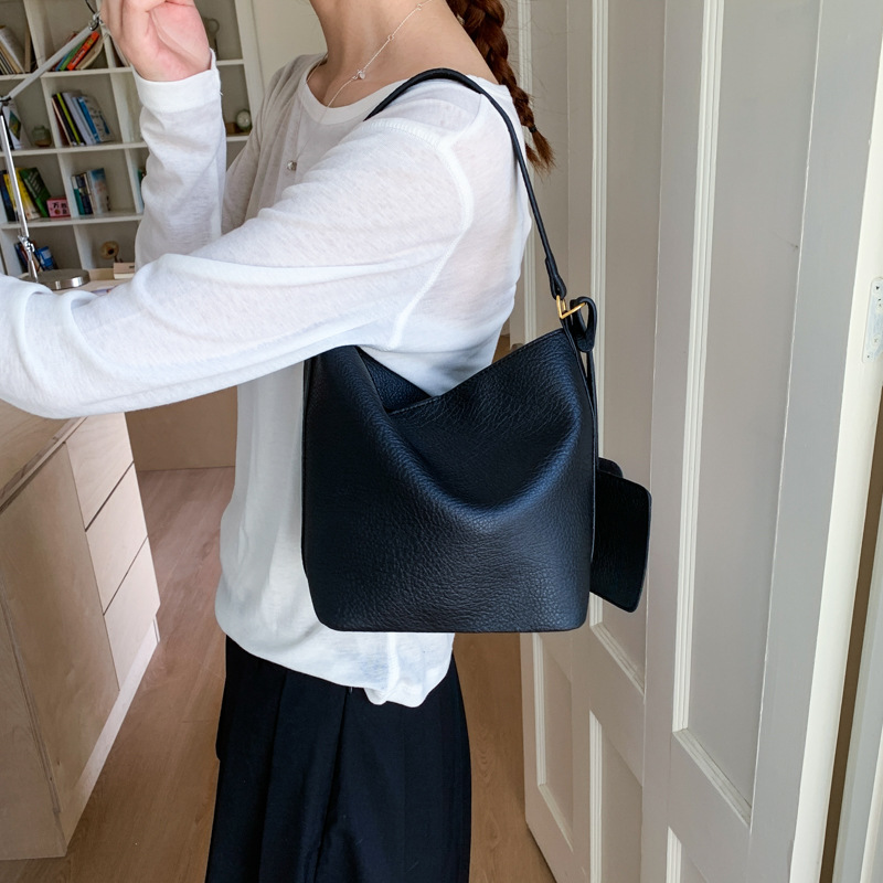 The 2025 new solid-color, stylish and versatile casual hand-held bucket bag is a fashionable and simple large-capacity single-shoulder crossbody bag for women Specification drawing