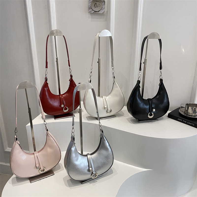Simple and fashionable crescent-shaped bag for women, 2025 new Korean solid color niche design single-shoulder bag, elegant commuting crossbody bag Application Scenario