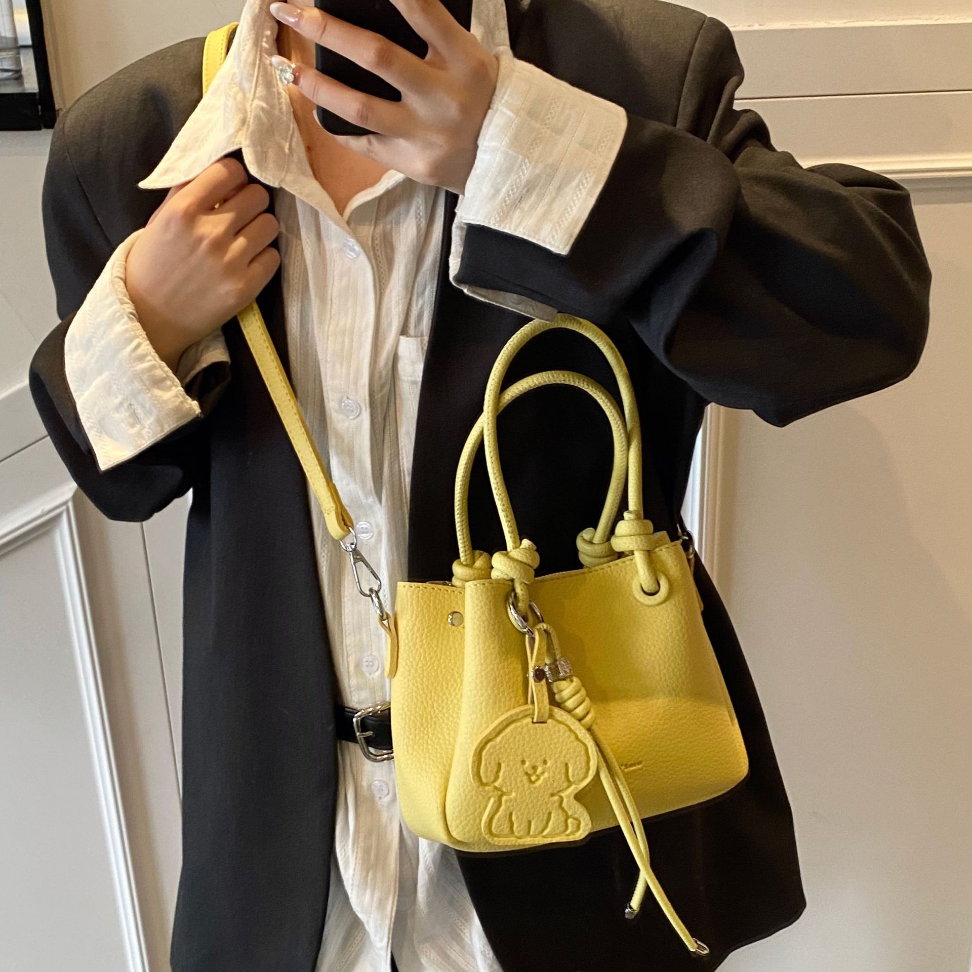 A new trendy spring fashion bucket bag and versatile crossbody bag for women in 2025 with lychee pattern from foreign trade Application Scenario