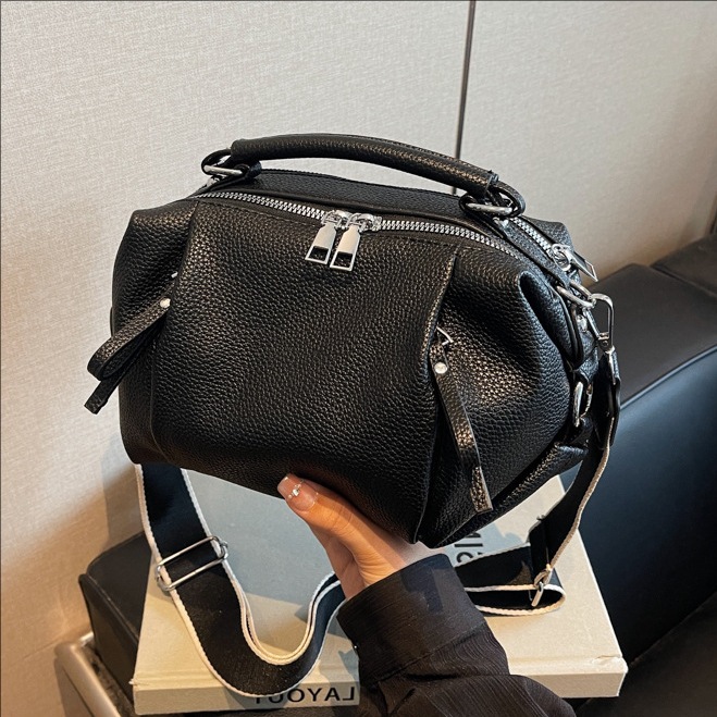 A cross-border bestseller, niche, retro and versatile handbag, a new fashion soft leather single-shoulder crossbody pillow bag for women in 2025 full figure