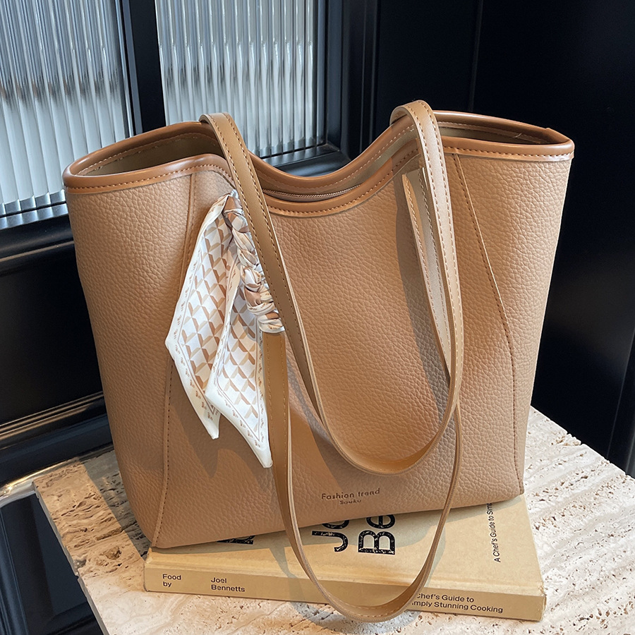 Simple and retro bag, large-capacity underarm bag, 2024 new style casual and versatile shoulder bag, tote bag for work and commuting full figure
