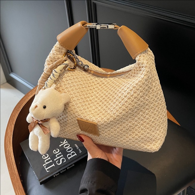 Trendy and fashionable hand-held small bag for women, 2025 new straw-woven color-blocking single-shoulder bag, stylish and versatile, casual crossbody bag full figure