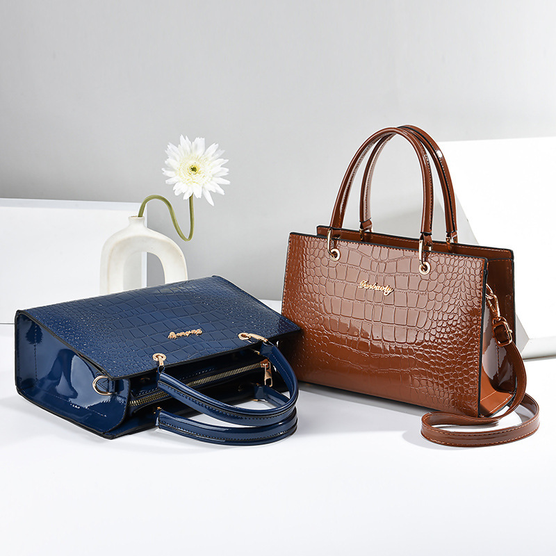 "Grand Mom Bag 2023 Fashion brand bag, large-capacity simple women's handbag, bestseller, single-shoulder crossbody bag, trendy. Application Scenario