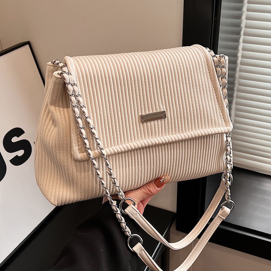 A large-capacity underarm bag for women, a new 2024 fashionable and high-quality chain shoulder bag, a niche and versatile commuter crossbody bag full figure