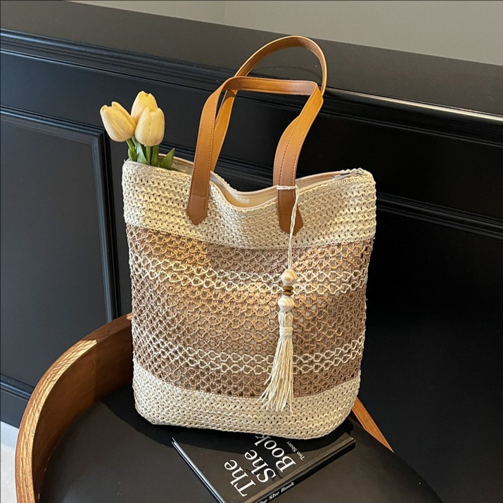 Trendy patchwork woven versatile hand-held bucket bag for women 2025 new style simple, fashionable and casual large-capacity single-shoulder bag full figure