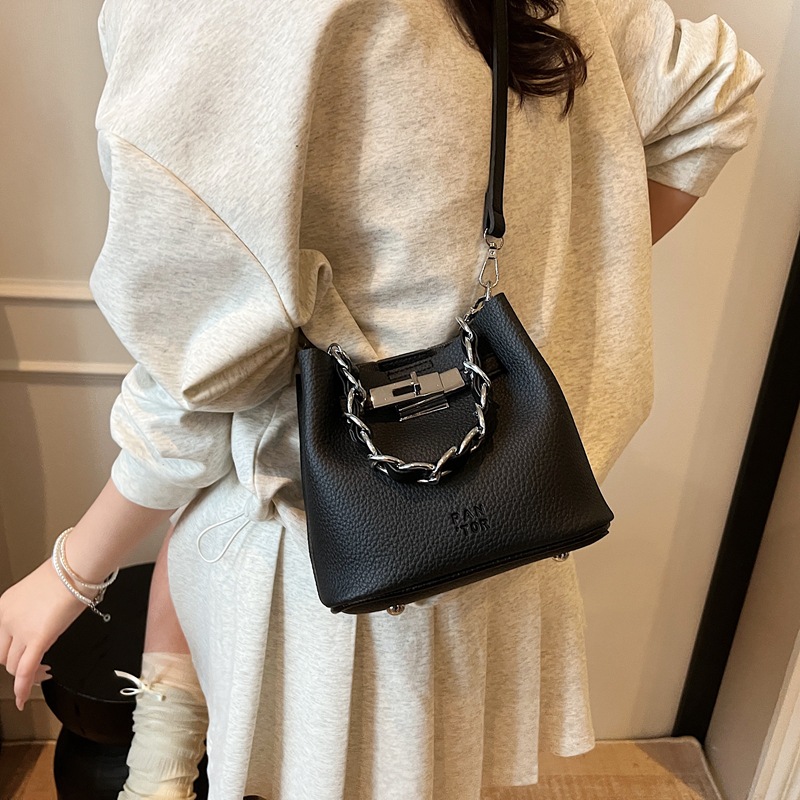 Retro and fashionable bucket bag for women, 2025 new style, simple and high-end, single-shoulder bag, trendy, casual and versatile crossbody bag Application Scenario