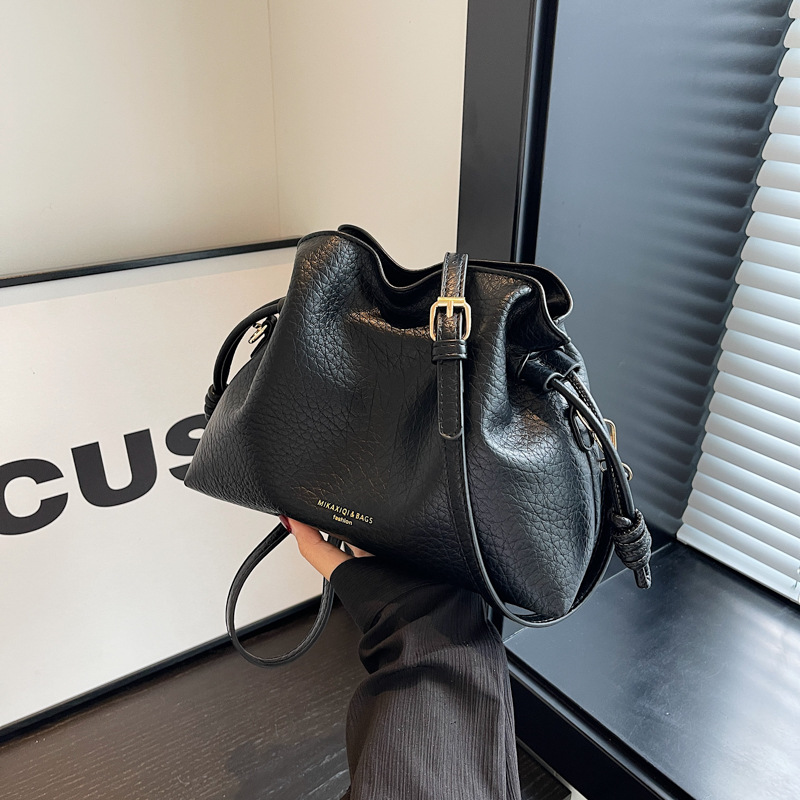 A high-end, niche crossbody lucky bag for women 2023, a trendy large-capacity drawstring bucket bag for work and commuting details Picture