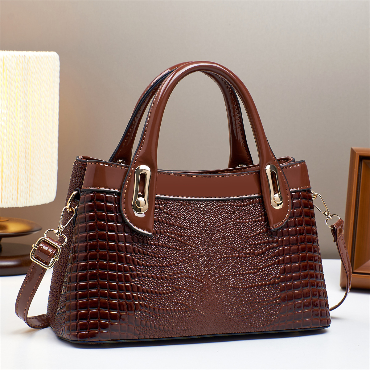 New crocodile pattern handbag, cross-border women's bag, European and American women's bag, single-shoulder bag, crossbody bag, one-piece consignment Specification drawing
