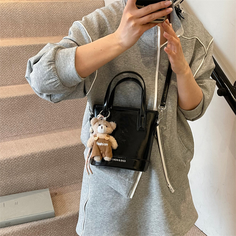 High-end retro hand-held bucket bag for women 2025 new spring and summer fashion versatile crossbody bag, super popular single-shoulder bag details Picture