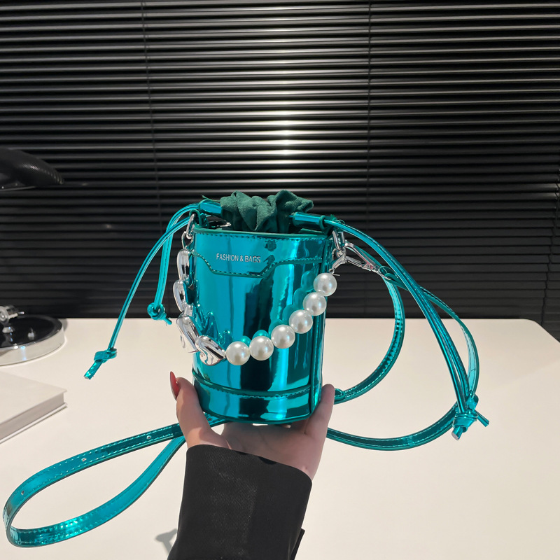 A unique and niche design pearl chain hand-held small bag with a fashionable and high-end texture, a mini Korean-style single-shoulder crossbody bag details Picture