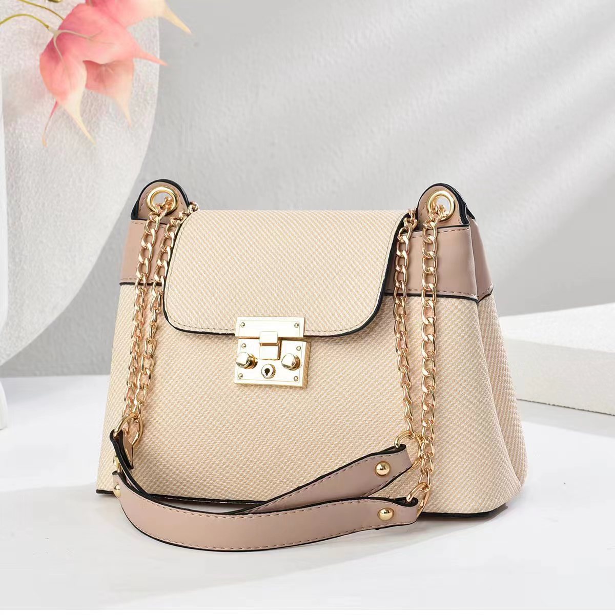 Taizhou women's bags: Versatile crossbody bags, single-shoulder bags, popular large-capacity chain bags, small bags, women's bags Application Scenario
