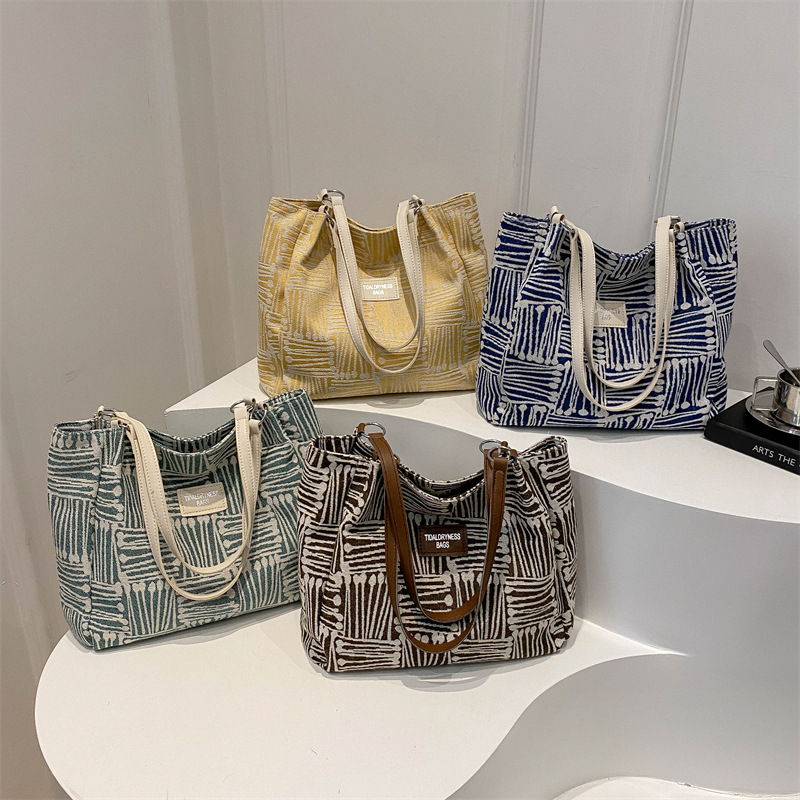 A new 2024 fashionable commuting single-shoulder bag for college students, a large-capacity striped tote bag for autumn Application Scenario