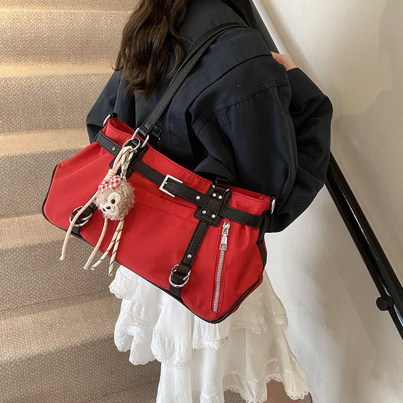 This year, there are popular niche Korean-style sweet and cool travel bags, large-capacity women's fitness yoga bags, and simple commuting single-shoulder bags full figure