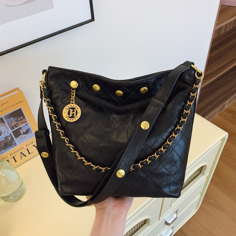 Cross-border diamond-shaped chain bucket bag, fashionable underarm bag, 2025 new versatile shoulder bag, stylish crossbody bag, women's bag full figure