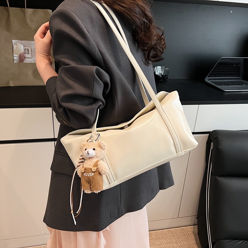 A simple and niche design, oil-wax leather French single-shoulder underarm bag for women 2025, a new large-capacity, versatile commuter bag full figure
