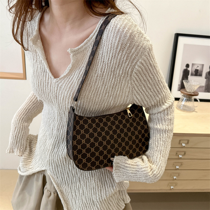 The 2024 new baguette mini bag for women is a Korean-style, stylish single-shoulder underarm bag with a versatile texture and a trendy casual small cross bag details Picture