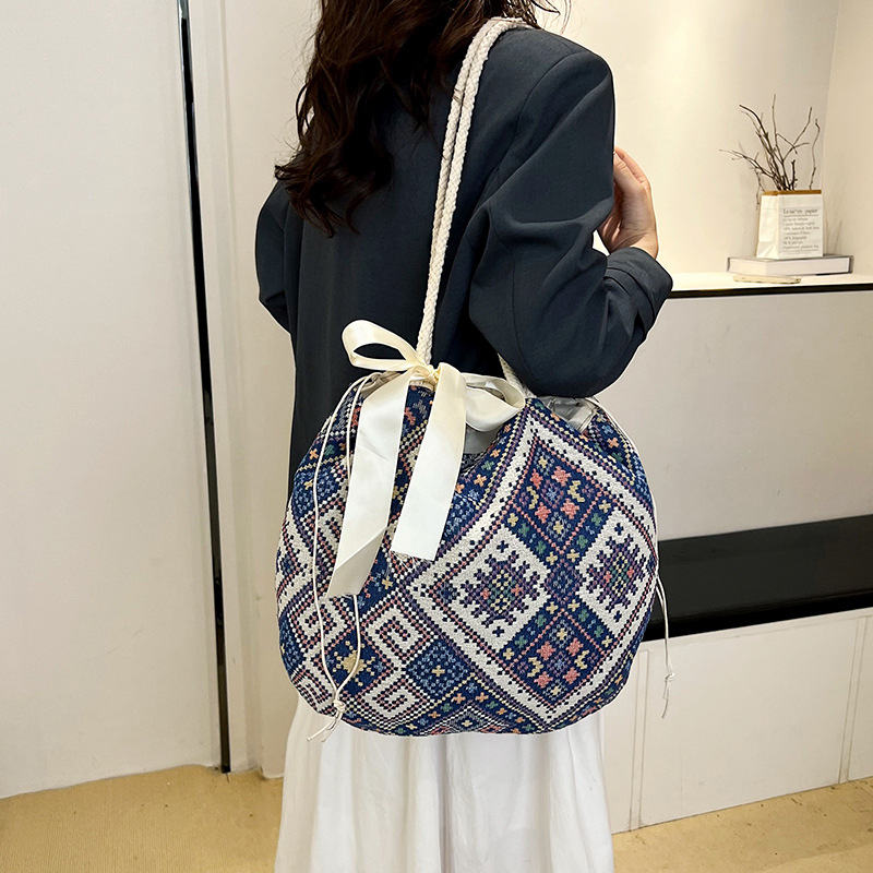 Summer 2025 new fashion handbag, large-capacity trendy single-shoulder bag, ethnic-style printed tote canvas bag Specification drawing