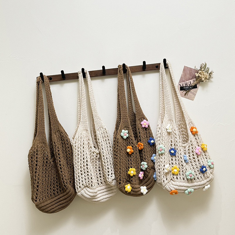 Large-capacity commuting high-end floral tote bag for women, 2025 new spring/Summer hollowed-out knitted bag, single-shoulder woven bag Application Scenario
