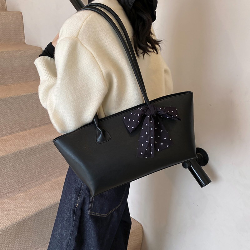 High-end retro texture, simple underarm bag, large-capacity women's 2024 new style, trendy, fashionable and versatile single-shoulder bag Application Scenario