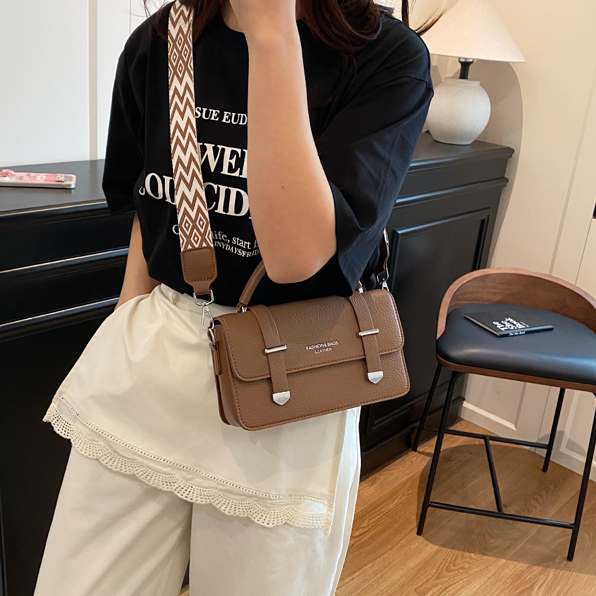 Cross-border niche handbag for women 2025 Summer New trendy texture handbag, versatile and fashionable, single-shoulder crossbody small square bag Specification drawing