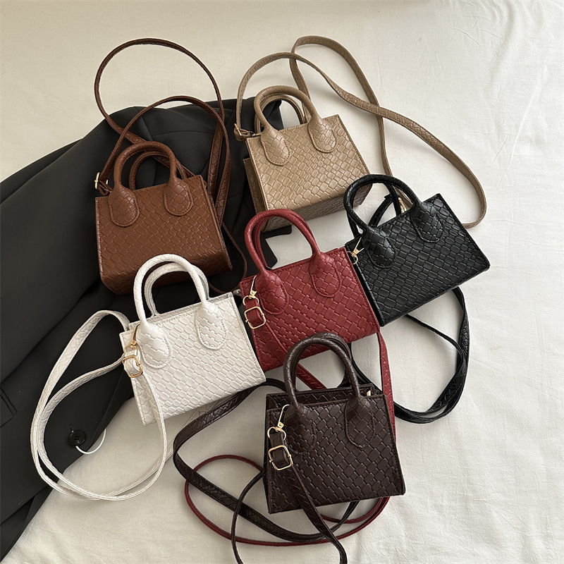 A new Spring/Summer 2025 popular handbag for commuter women, featuring a casual, elegant and stylish crossbody style and a small square handbag Application Scenario