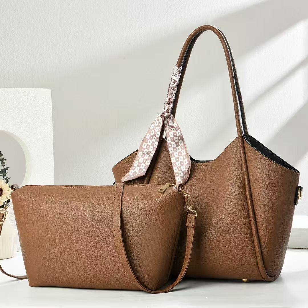 This season's women's bag features a simple and casual texture, a large-capacity single-shoulder underarm tote bag for commuting to work Specification drawing