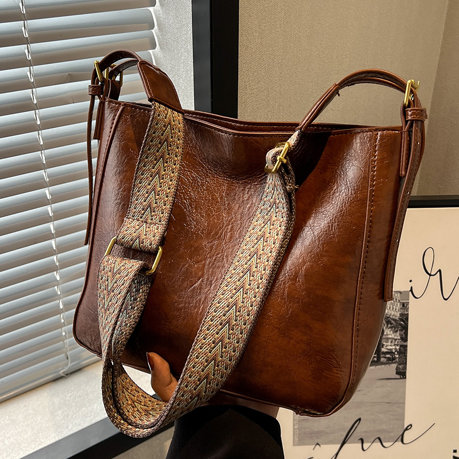 High-end retro and fashionable bucket bag for women, 2024 new style, versatile, large capacity, niche single-shoulder crossbody bag, tote bag full figure