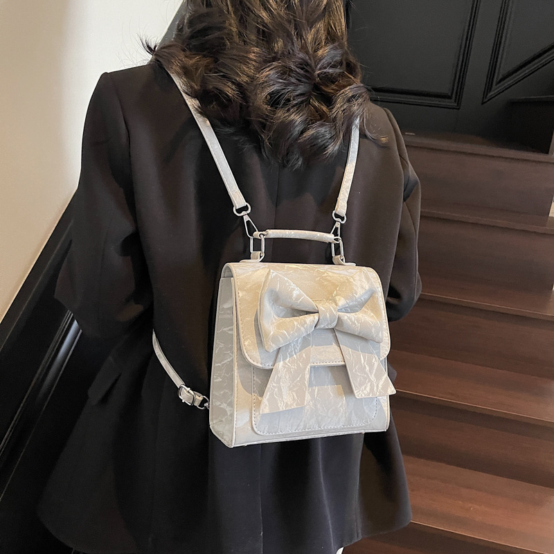 A fashionable, casual, solid-color, simple and elegant light luxury handbag for women, a new 2025 high-end quality commuting backpack Specification drawing