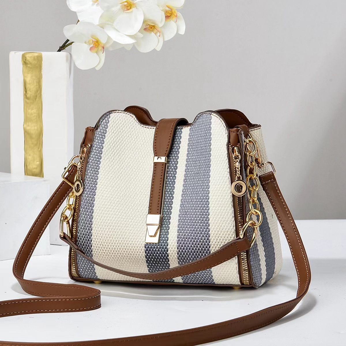 Bag Girl 2024 New style fashionable bucket bag for women, summer versatile crossbody bag, student hand-held shoulder bag delivery service Application Scenario