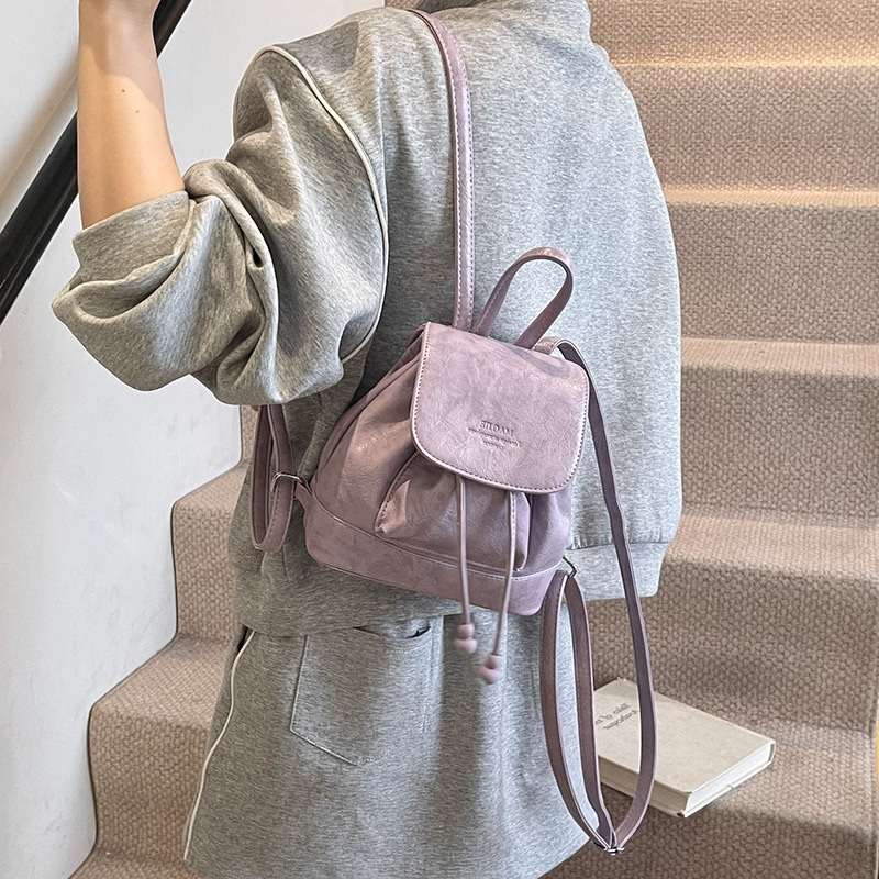 Korean version niche design backpack for women 2025 New style, high-end and versatile hand-held bucket bag, practical travel backpack Application Scenario