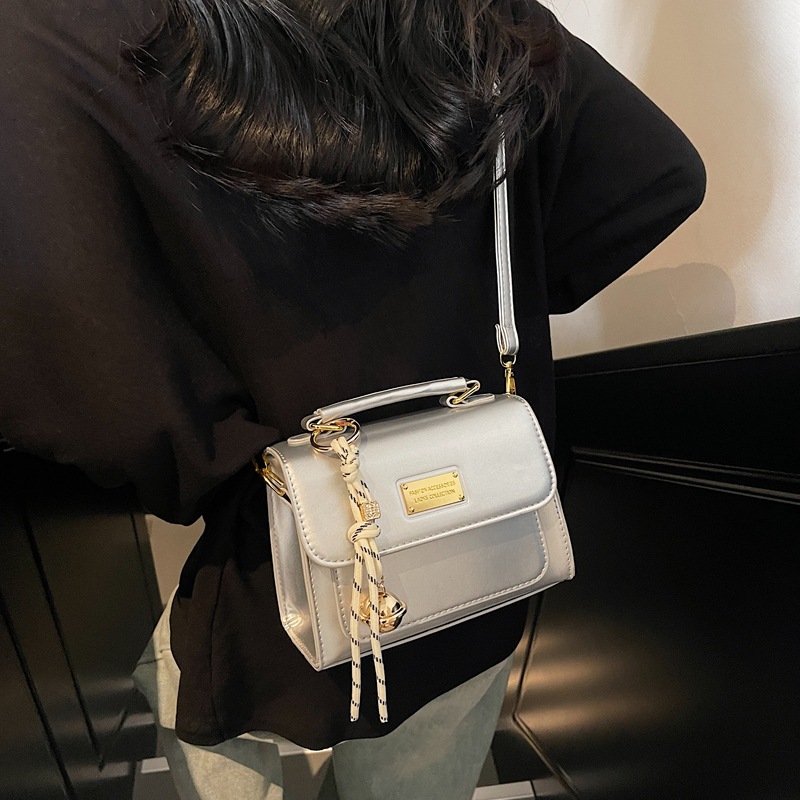 Retro casual hand-held briefcase 2025 New Korean style fashionable small square bag, high-end and trendy crossbody armpit bag Application Scenario