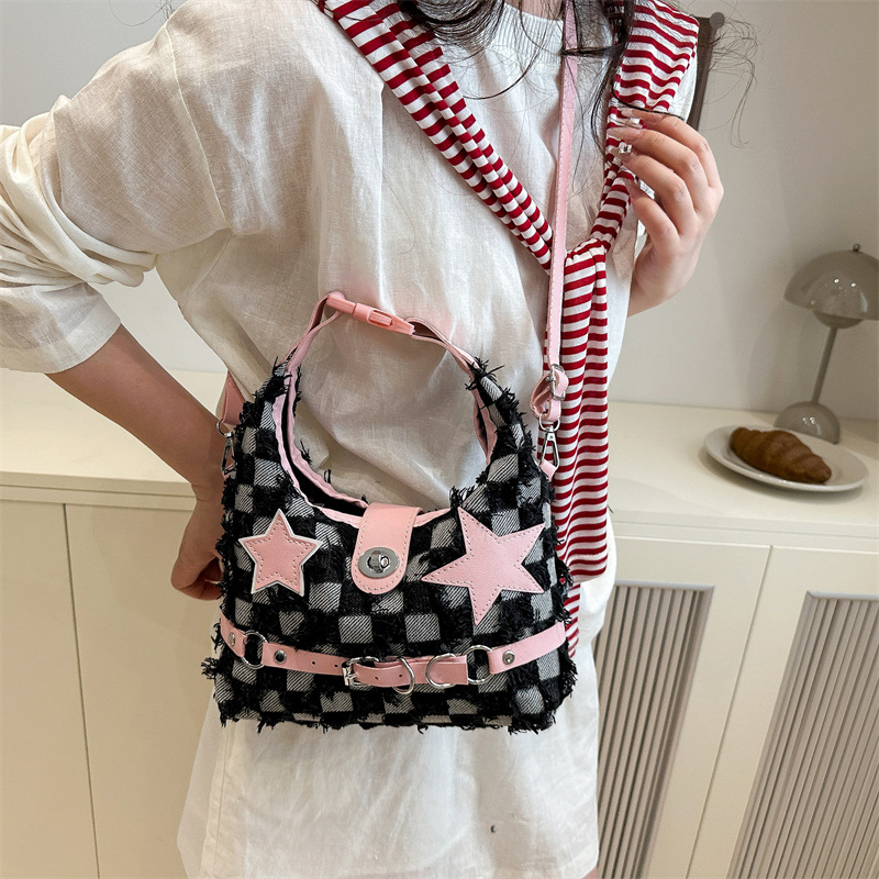 Spicy girl style denim single-shoulder bag, pink five-pointed star tassel handbag, large-capacity fashionable commuting crossbody bag Specification drawing