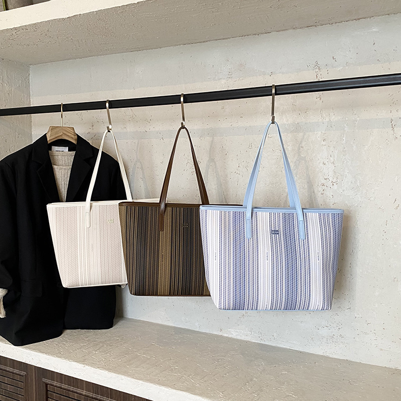 Large-capacity tote bag 2025 Summer new style fashionable casual handbag, striped simple shoulder bag, versatile underarm bag Application Scenario