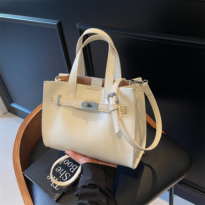 A stylish and casual tote bag 2025 new Korean style Instagram trendy and high-end briefcase for commuting single-shoulder details Picture