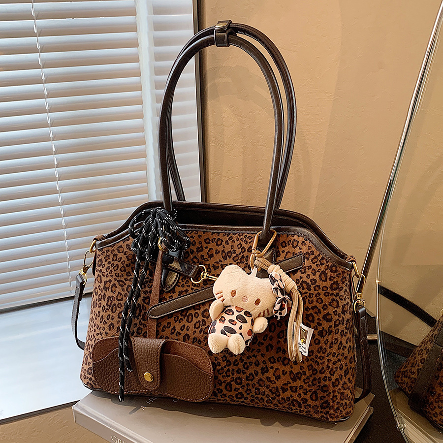 A niche design retro matte tote bag for women, a new 2024 fashionable and individual leopard print hand-held crossbody briefcase full figure