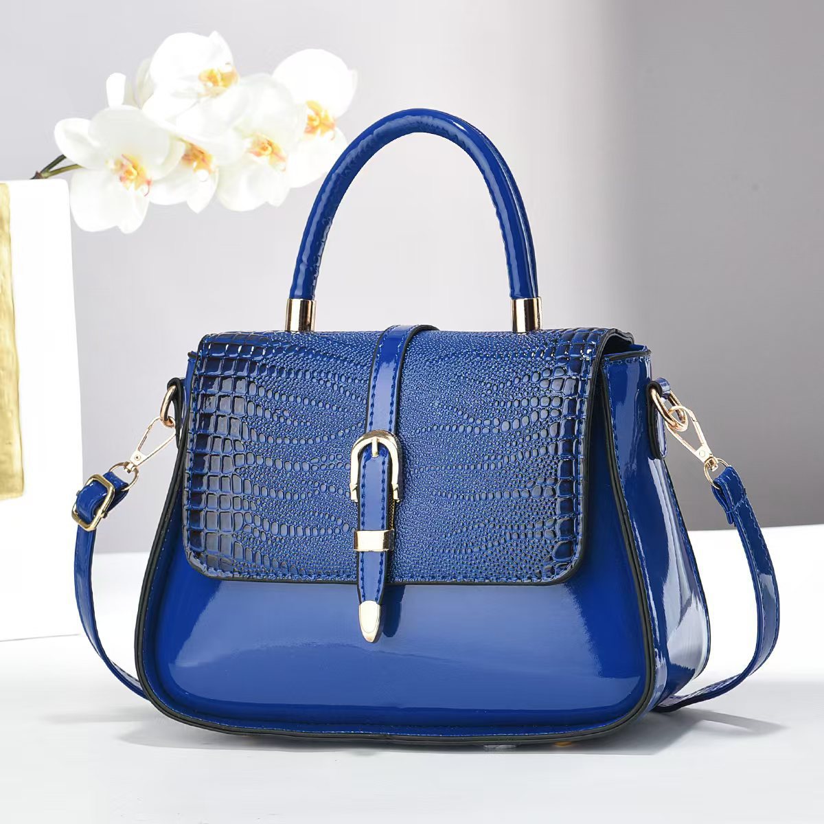 This new fashionable handbag, a single-shoulder crossbody bag, is elegant and versatile. It's a must-have for middle-aged women in summer 2024 Specification drawing