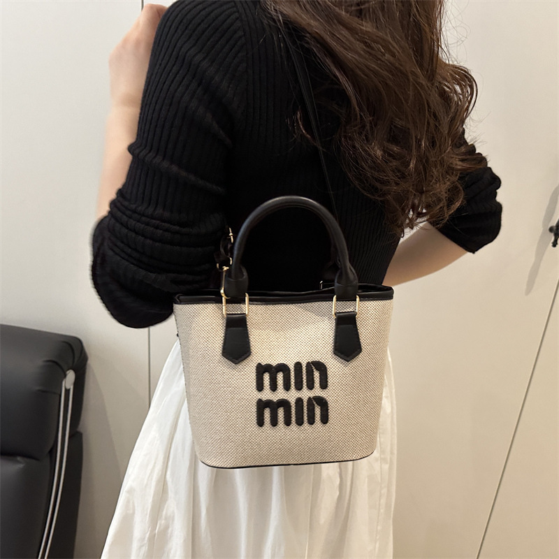 A new, fashionable single-shoulder bag with a woven leather surface and a waterproof crossbody bag for commuting Specification drawing