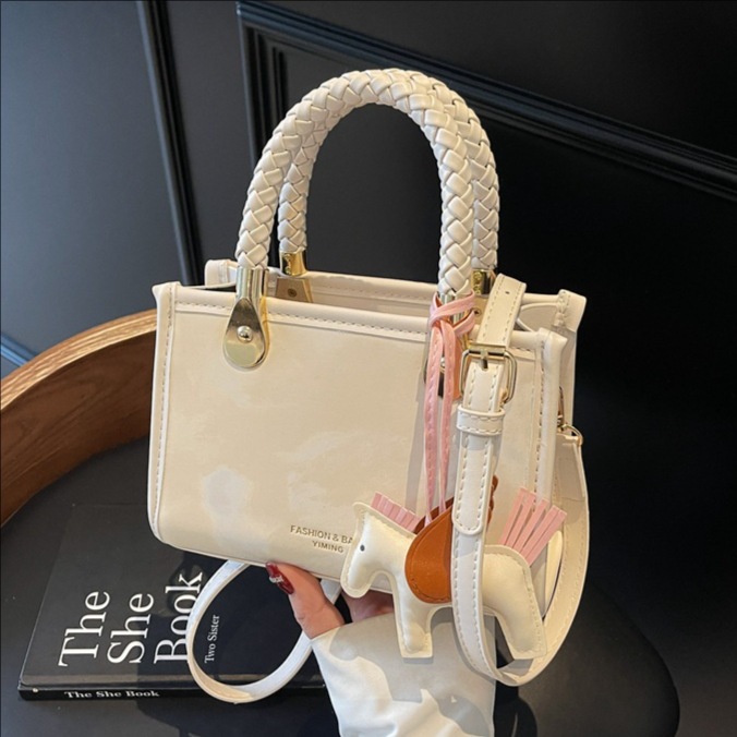 A high-end, stylish and chic hand-held small square bag for women, a new summer 2025 trendy and niche design single-shoulder crossbody bag full figure
