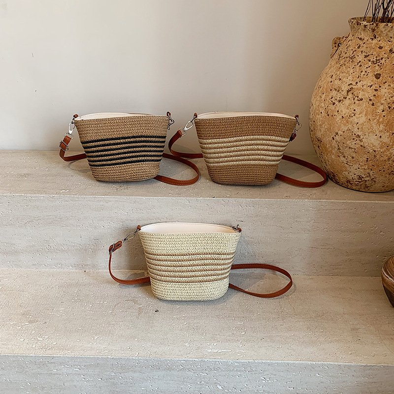 Spring 2025 straw woven bag, French niche woven bag, fashionable and beautiful mobile phone bag, stylish crossbody single-shoulder bucket bag Application Scenario