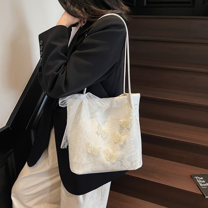 2025 New stylish and simple hand-held underarm bag for women, three-dimensional butterfly silk, versatile for commuting, single-shoulder bucket bag Application Scenario