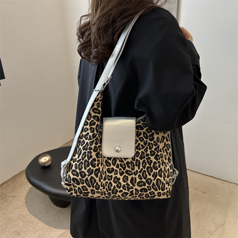 Retro fashion casual tote bag for women 2024 autumn/Winter new large-capacity versatile backpack for commuting to work details Picture