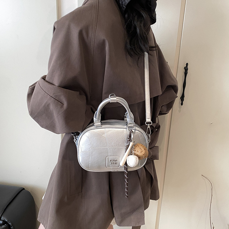 A niche design, retro and fashionable hand-held bowling bag, a new high-end commuter single-shoulder crossbody bag for women in 2025 Application Scenario