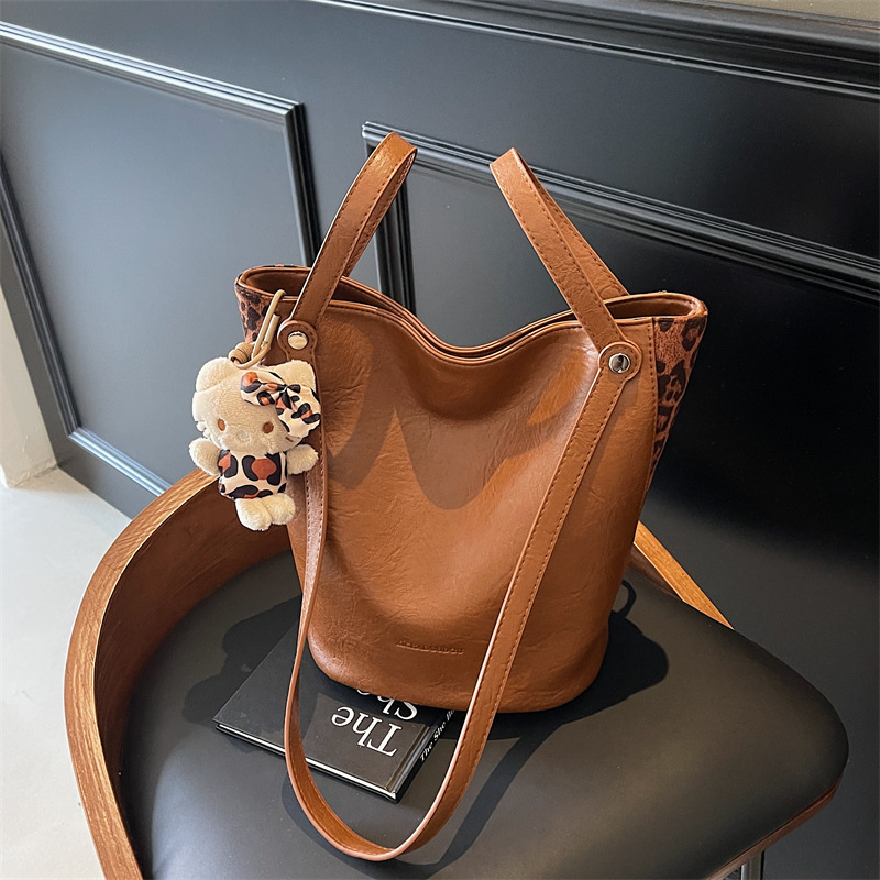 Retro and fashionable bucket bag for women, 2024 new model, large capacity, commuting and casual, versatile shoulder bag, high-end underarm bag full figure