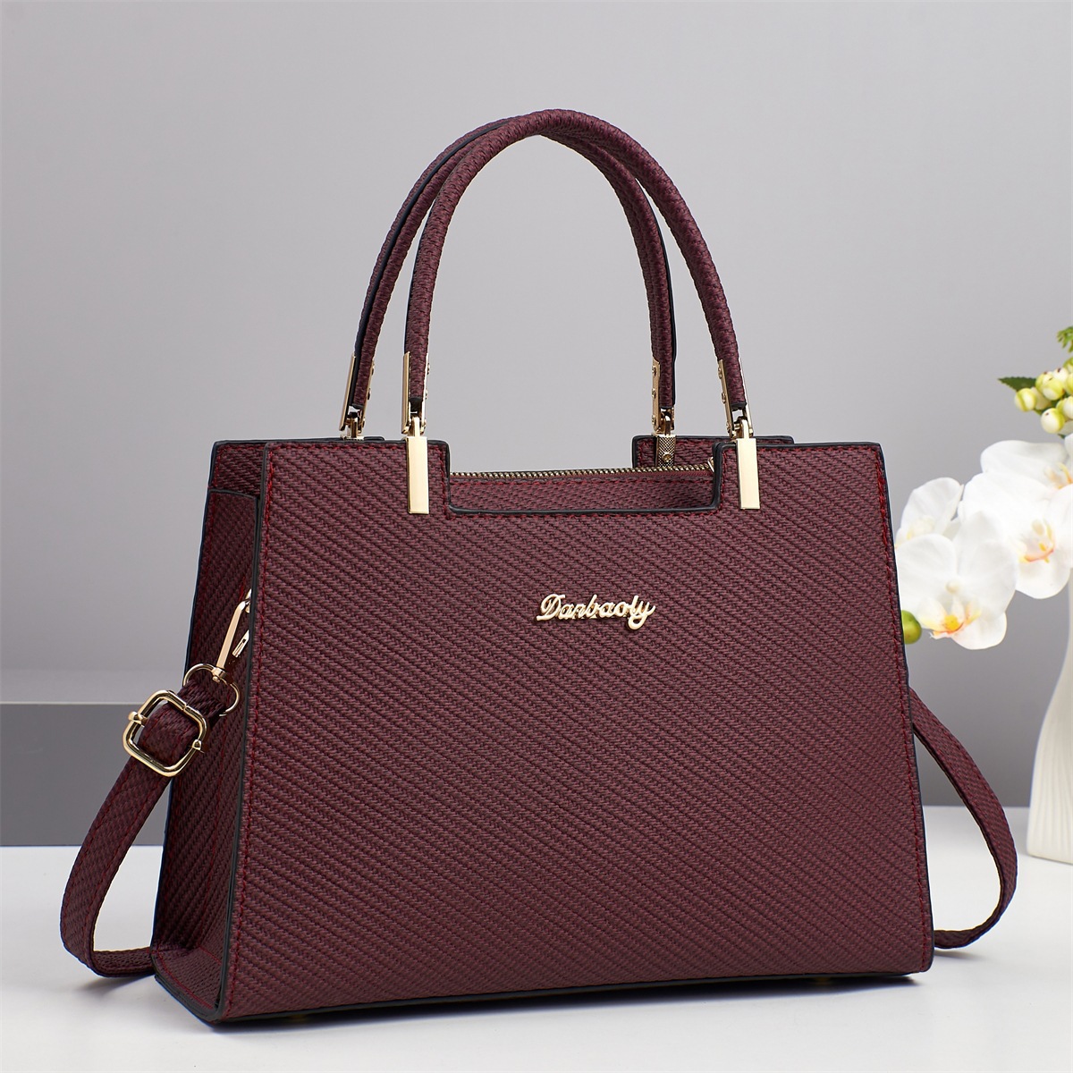This new solid-color fabric-textured crossbody bag is versatile for spring and summer and is a high-quality large bag for a family of three on Mother's Day Application Scenario