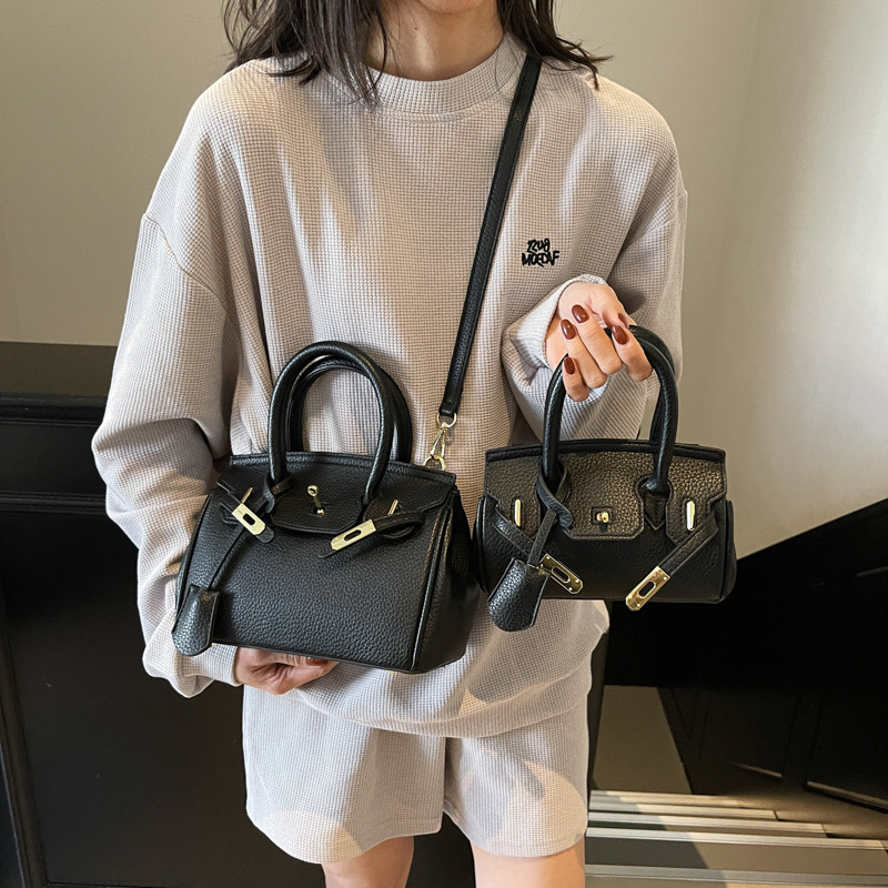 The versatile and high-end Kelly bag for women 2025 is a fashionable and simple single-shoulder crossbody bag and a commuting platinum bag details Picture