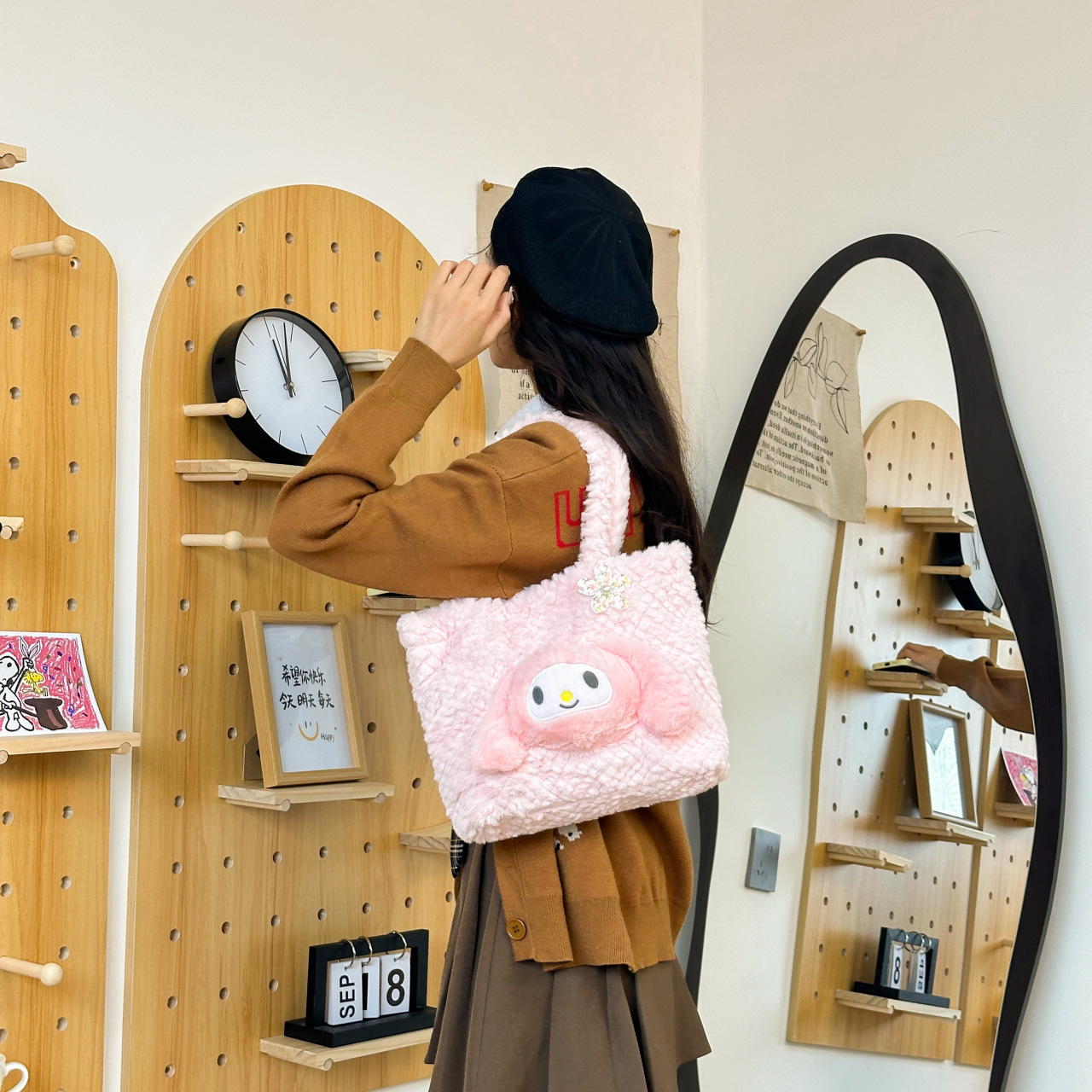 New cartoon large-capacity soft girl hand-held armpit bag, cute Japanese-style sweet plush toy Application Scenario