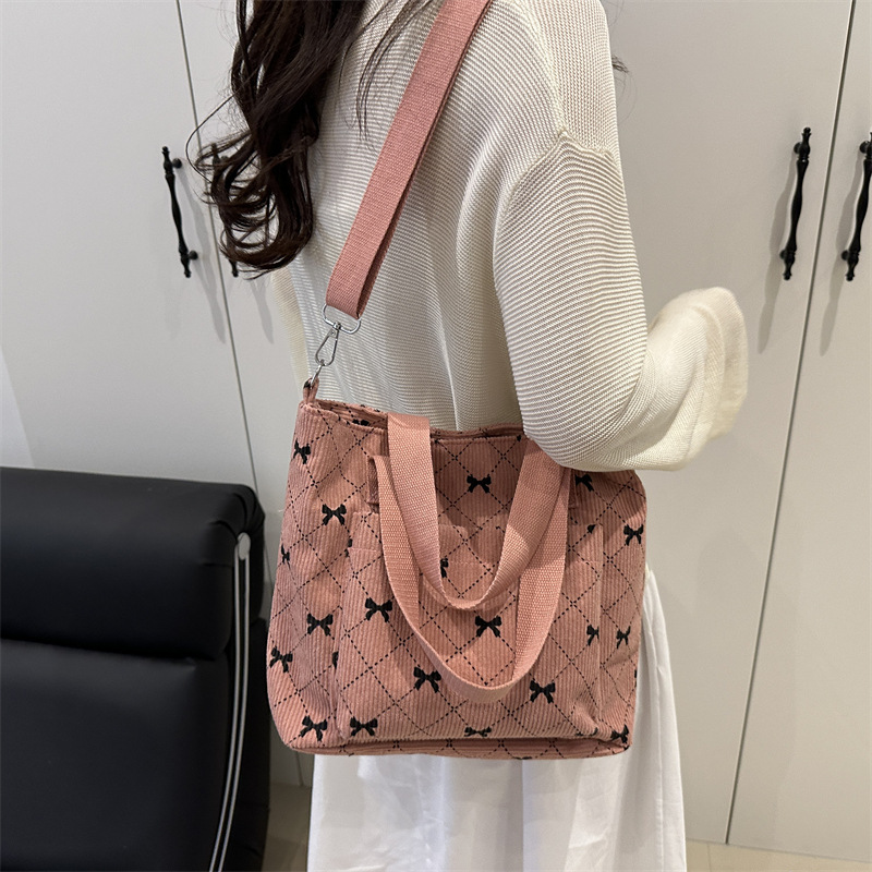 The 2025 summer new simple and fashionable underarm tote bag is a trendy retro commuter single-shoulder bag for women this year Specification drawing