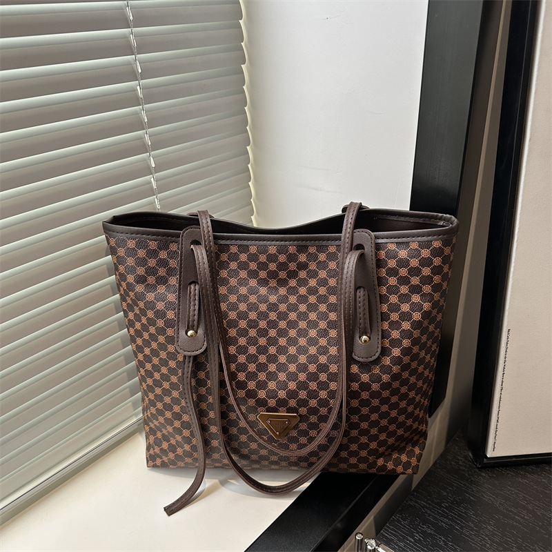 Fashionable and versatile large-capacity tote bag for women, new Spring 2025 commuting single-shoulder crossbody bag, cross-border trend full figure