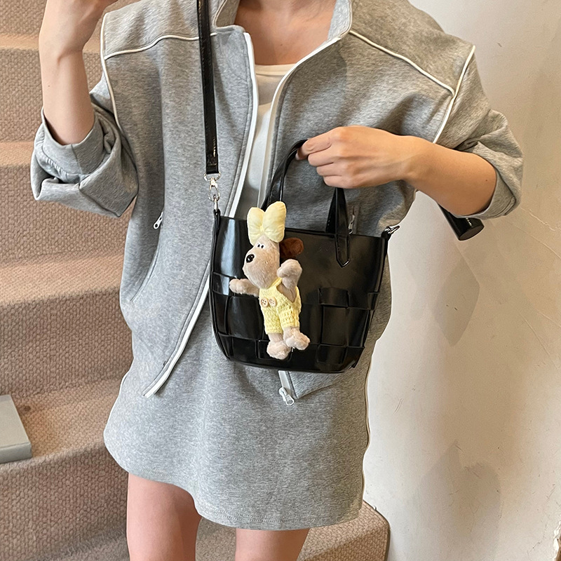 Korean-style elegant hand-held bucket bag, feminine texture and individuality, woven vegetable basket crossbody bag, fashionable and stylish single-shoulder bag Application Scenario